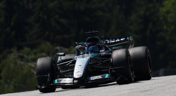 Russell Verstappen előtt nyerte az F1-es Osztrák Nagydíjat