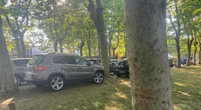 Így parkoltok ti, balatoni aktuál: kitépték a lezáró oszlopot a boglári strandon, mert lusták voltak sétálni