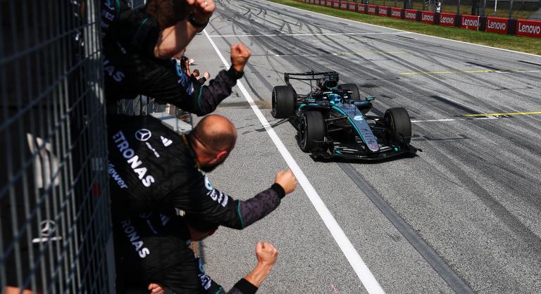 Russell nyert, és csökkentette hátrányát csapattársával szemben, Verstappen feljött a dobogóra az Osztrák Nagydíjon
