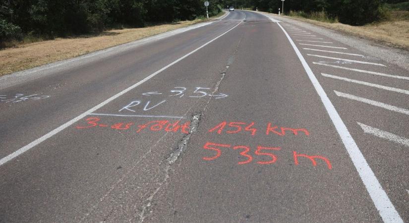 A tragédia helyszínén jártunk, már csak a nyomok beszélnek a halálos balesetről - képekkel, videóval