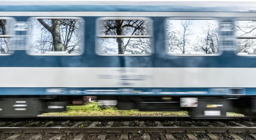 40 fokos hőségben ragadtak a síneken: meghibásodott InterCity miatt áll a forgalom a Balaton szaki partján