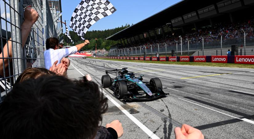 Mindkét Mercedes problémával ért célba Ausztriában