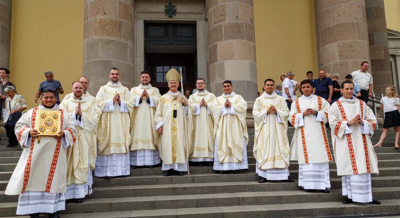 Rágalmazás miatt feljelentést tett a miskolci pap, az Egri Főegyházmegye alaptalannak nevezte a plakátokon szereplő állításokat