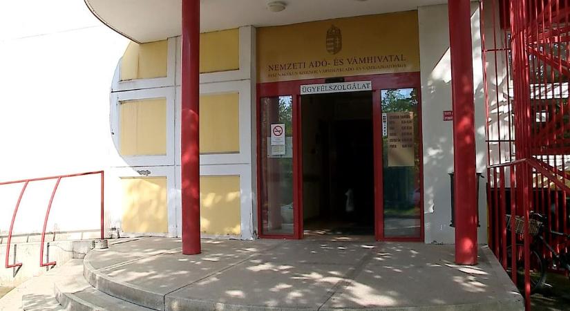 Délután már hiába megy, a rendkívüli forróság miatt átírta a nyitvatartást az adóhivatal