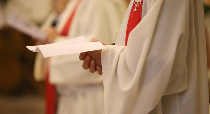 Visszaeső rágalmazó vádolt meg plakátokon pedofíliával egy katolikus papot Miskolcon