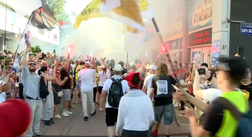 Tűzijátékkal várták a gyalogló egyetemistákat Kraljevóban