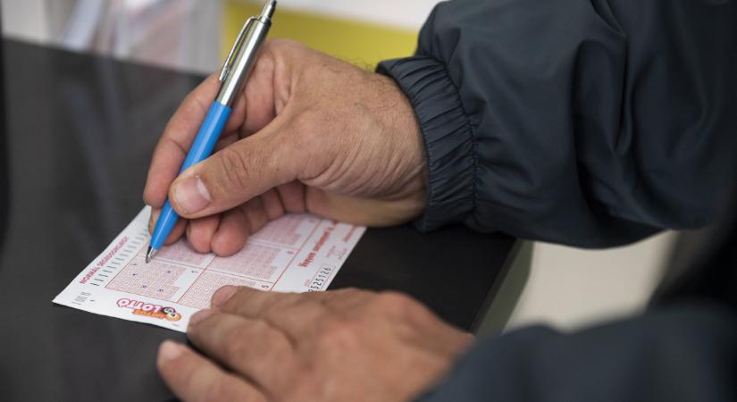 Valakiknek forró nagy szerencséjük volt a hatoson