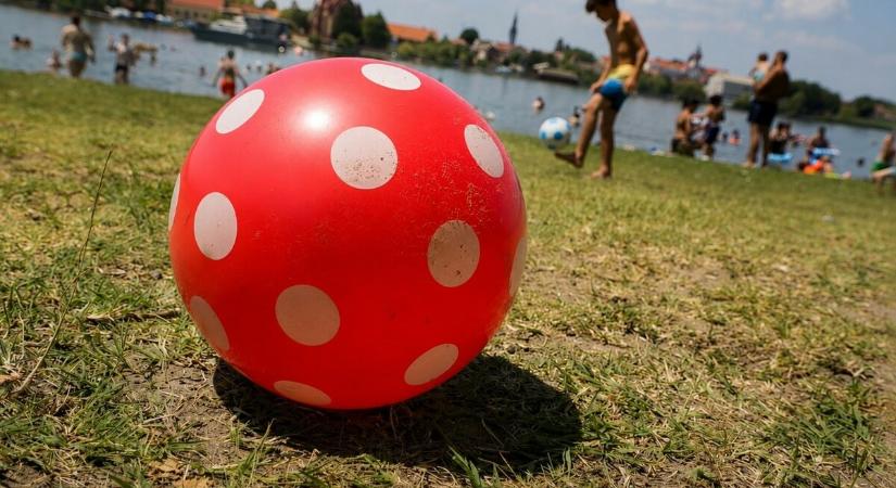 Klímás kisbuszokkal jutottak strandra a gyermekvédelemben élő gyerekek