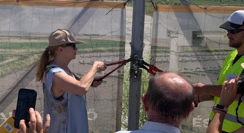 Udvaros Dorottya vezetésével léptek be civilek a Fertő tó lezárt strandjára