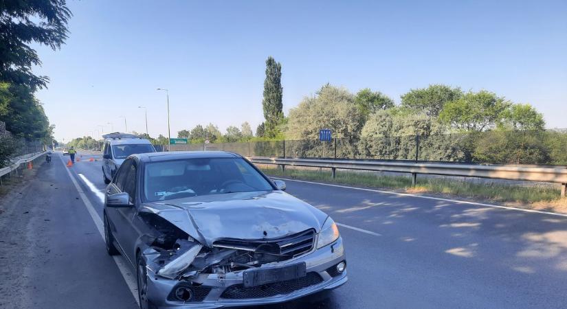 Újabb döbbenetes baleset Nyíregyházán: karambol a 4-es főúton, Nyíregyházánál kettős totálkárral - forgalmi akadály az útszakaszon! (fotók)