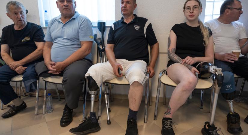 Egyetlen repeszdarab vette el a munkáját, Budapesten kapta vissza a jövőjét az ukrán családapa – civilek a pokolból