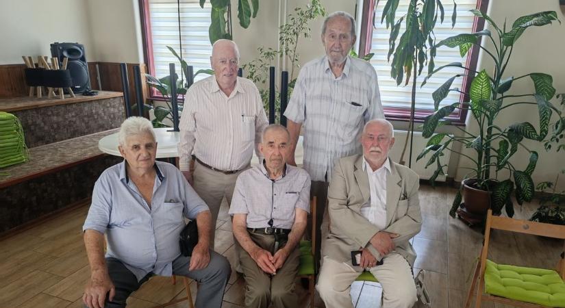 Hetven éve búcsúztak el, most újra iskolába mentek