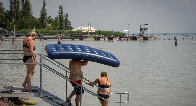 Megteltek a strandok a pokoli hőségben: így csobbantak az emberek Balatonfüredtől a Római-partig – képgaléria