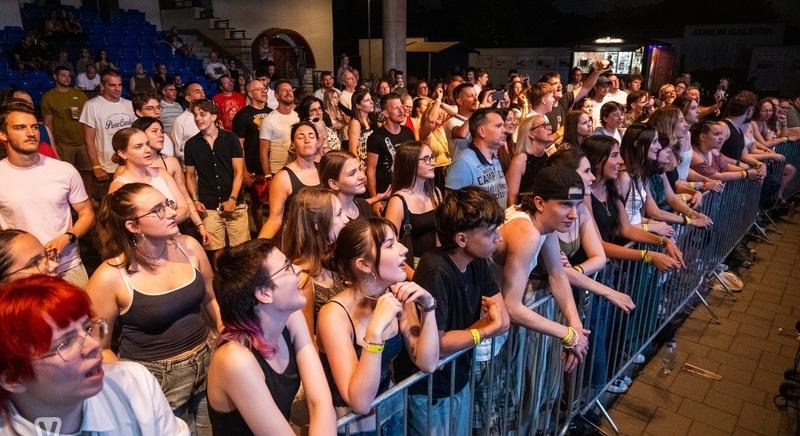 'Aki madarat szeret, ne kalitka legyen' - Elefánt koncert a büki Atriumban