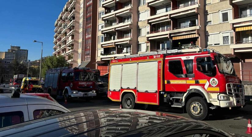 Pánik egy szekszárdi társasházban: a tűzoltók minden lakót lekísértek