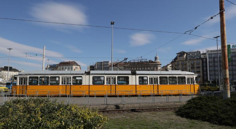 Akkora kánikula volt ma Budapesten, hogy a villamossín kiugrott a helyéről – fotó