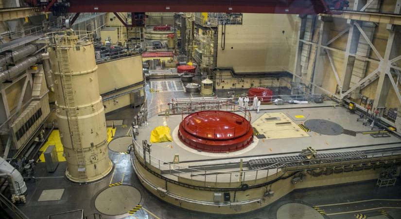 Már kétszer csökkenteni kellett Pakson a teljesítményt, hétfőn is ez várható, így csak „félgőzzel” megy majd az atomerőmű