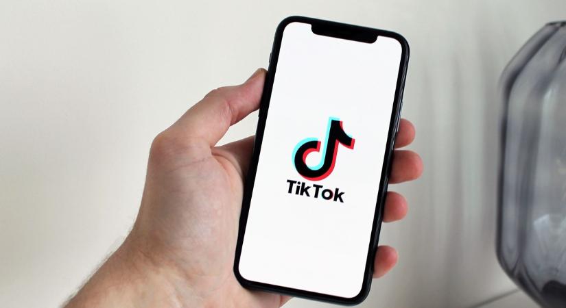 Brutális tisztogatás a TikTokon és a YouTube-on: felfüggesztettek több millió fiókot
