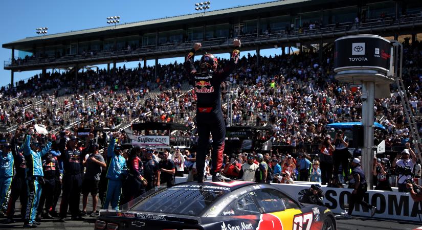 NASCAR: SVG szétdominálta a sonomai hétvégét, Hamlin átvette a vezetést összetettben