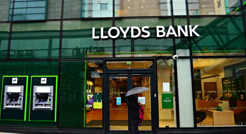 Több mint 1000 AI-munkakörrel készül a Lloyds az AI-ügynökök banki bevezetésére
