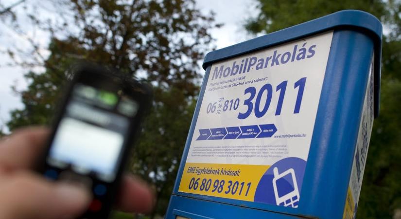 Szerdától csak mobiltelefonon keresztül lehet fizetni a parkolásért Budapesten