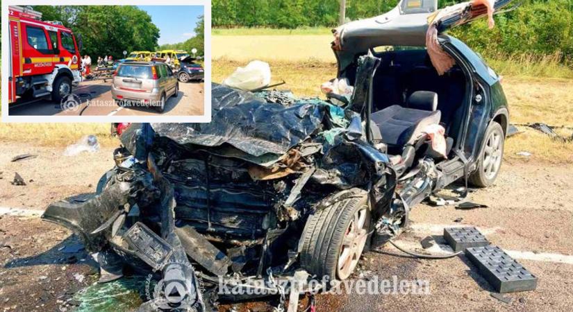 Súlyos fotók helyszínről. Az egyik elhunyt kisfiú apja végignézhette a bükkábrányi frontális autós tragédiát