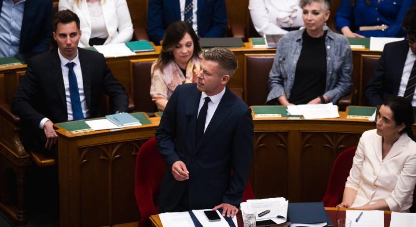 Magyar Péter felszólal a parlamentben, terítéken a Szuverenitásvédelmi Hivatal