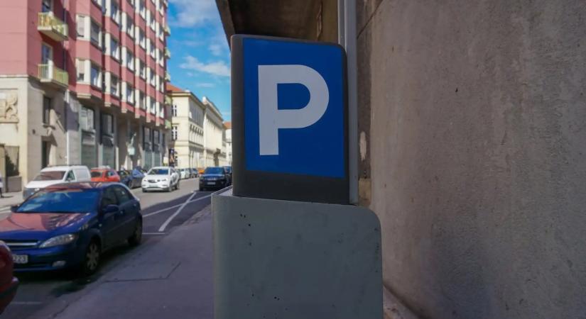Szerdától csak telefonnal lehet parkolni Budapesten – és 33-50 százalékkal drágul is a díj