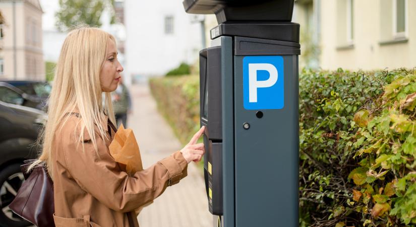 Autósok figyelem, szerdától végleg lekapcsolják a parkolóautomatákat Budapesten – Áremelés is érkezik