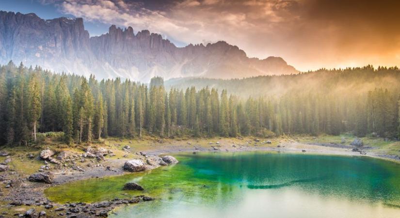 Az alpesi tó, amely naponta többször is más színben ragyog