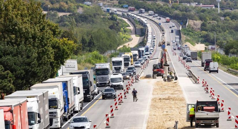 Baleset történt az autópályán - sávzár és több kilométeres torlódás a helyszínen