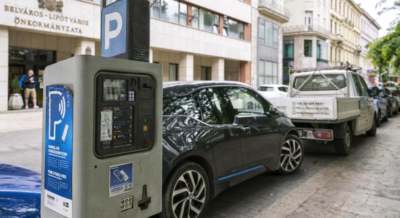 Drágul a parkolás Budapesten és már szerdától csak mobillal lehet fizetni
