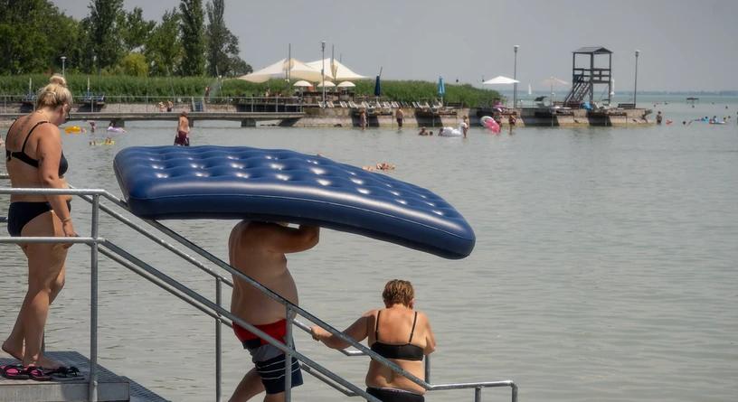 Tömegek strandoltak a hőségben Balatonfüreden is