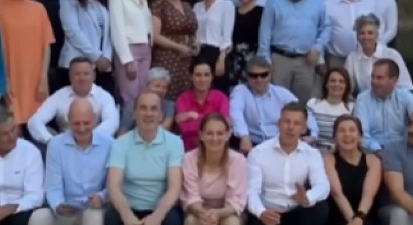 Fotózással és selfizgetéssel zárult a hétvégi kormányülés