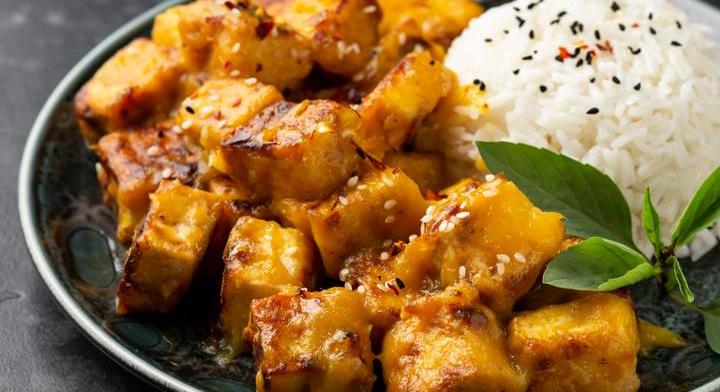 Ragacsos tofu fűszeres sárgabarackszószban: a tökéletes gyors vacsora