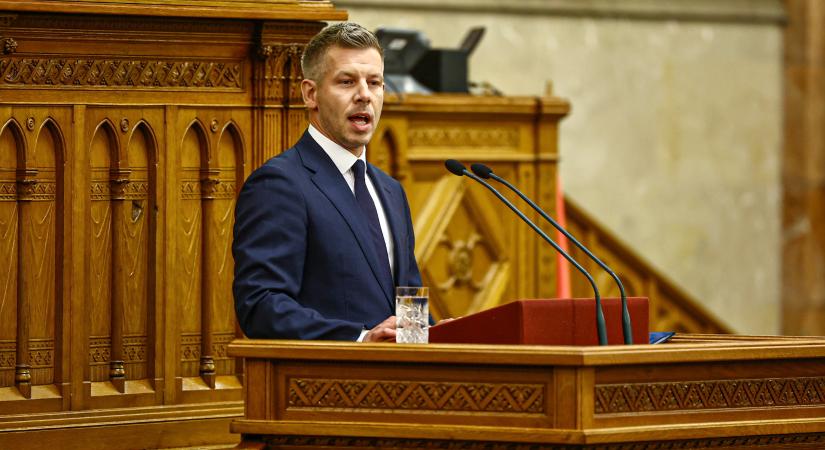 Fontos döntések jönnek: Magyar Péter felszólalásával kezdődik a rendkívüli ülés a parlamentben