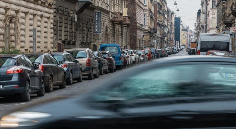 Szerdától csak mobiltelefonnal lehet fizetni a parkolásért Budapesten