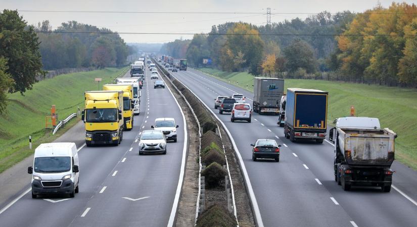 Forrósodik a hangulat az M1-es autópályán, araszolnak a kocsisorok