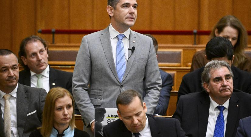 Novák Előd ismét betiltaná a szivárványzászlót a középületeken