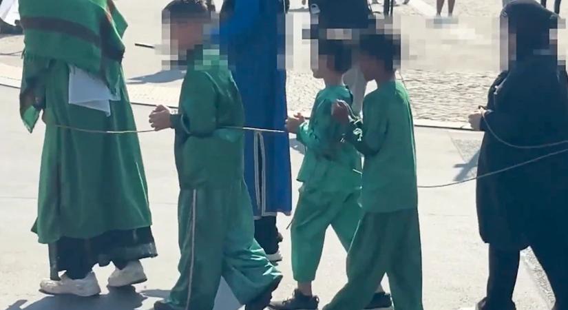 Kötélen vezették a gyerekeiket a 40 fokban az iszlamista felvonuláson Berlinben (VIDEÓ)