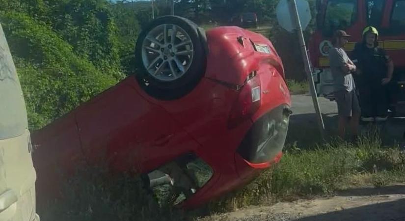 Drámai hétindítás: fejtetőre állt egy autó a 6-os úton, mentők is a helyszínen (VIDEÓ)