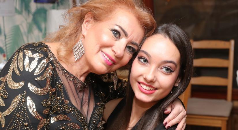 Egekben a boldogságtól Kiszel Tünde. Tisztán látszik a fotón, és Hunyadi Donatella most már elárulhatta. Áradnak a gratulációk