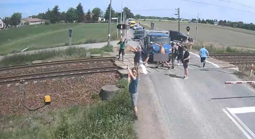 Végsőkig próbálták elkerülni a balesetet a vasúti átjáróban, de a legfontosabb dolgot elfelejtették