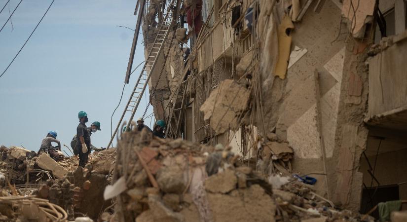 72 óra után szinte nincs remény, de egy apának és a fiának sikerült túlélnie a romok alatt