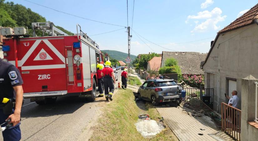 Súlyos baleset történt a Bakonyban, megrázó fotók érkeztek