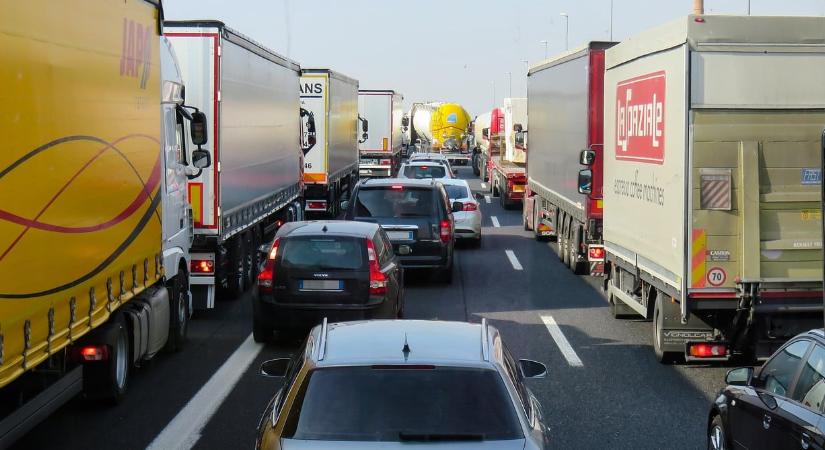 Tömegkarambol miatt megint elesett az M1-es autópálya