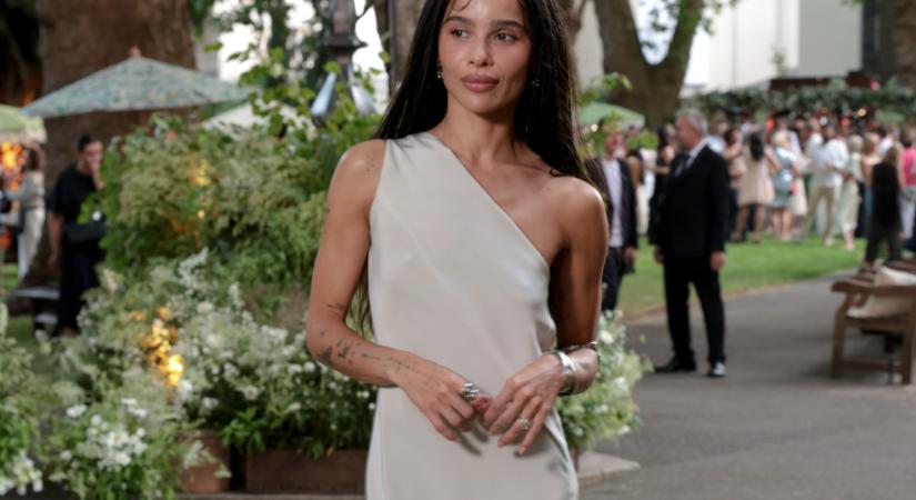 Zoë Kravitz újra divatba hozta a karperecet, ami idén nyáron mindenhol ott lesz