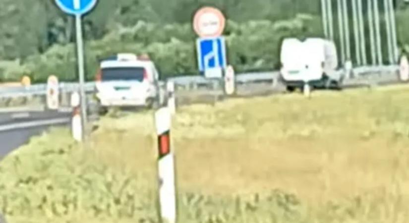 Száguldva menekült a rendőrök elől a teherautót elkötő 15 éves, végül egy szántón fogták el az M3-asnál