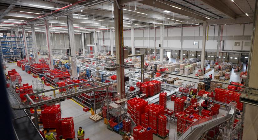 Videó: ez történik a Rossmann 20 milliárdos központjában, mielőtt feltöltik a polcokat