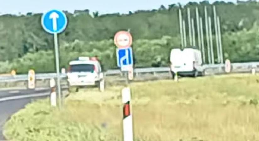 Száz kilométeren át menekült a sztrádán egy 15 éves fiú, egy 14 éves lány is ült a 180-nal repesztő lopott kisteherautóban